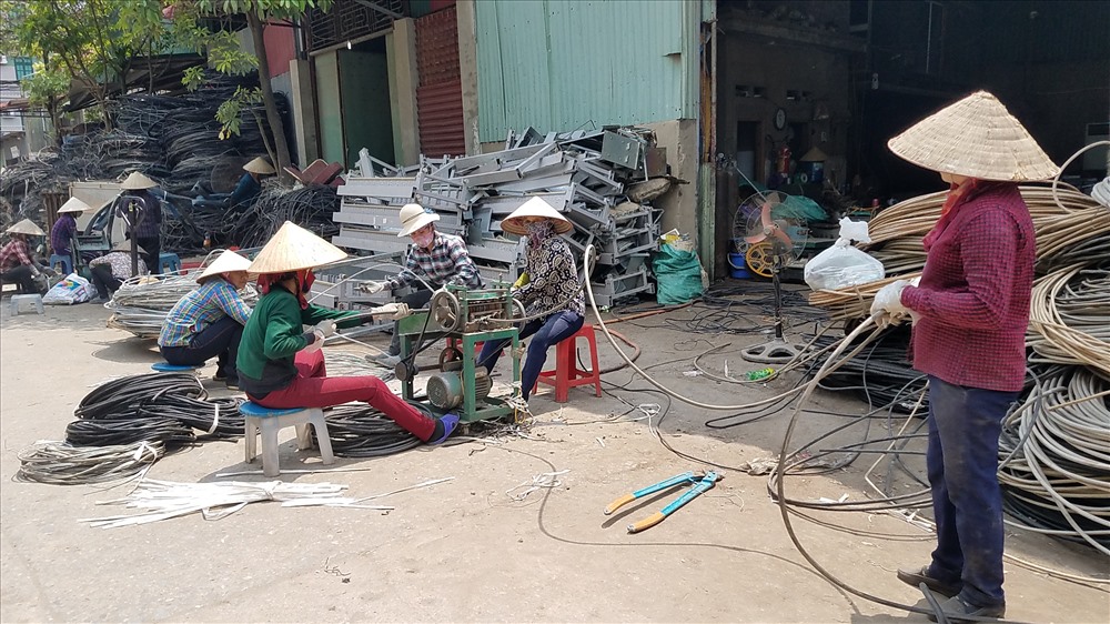 Thôn Quan Độ là 1/5 thôn có làng nghề chế biến phế liệu tại xã Văn Môn (huyện Yên Phong, Bắc Ninh). Việc chế biến phế liệu hiện đang được thực hiện thủ công, áp dụng công nghệ thô sơ, lạc hậu.