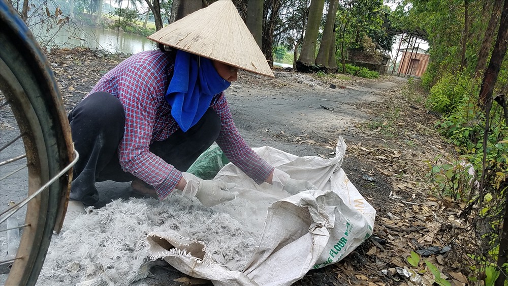 Một bộ phận dân buôn phế liệu sống “nhờ” việc vức rác thải vương vãi ngoài môi trường.   