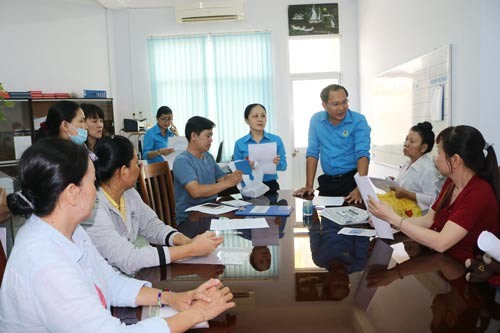 Các cán bộ LĐLĐ quận Bình Tân, TP HCM tiếp nhận giấy ủy quyền của công nhân Công ty Sunlight - Ảnh: M.Chi