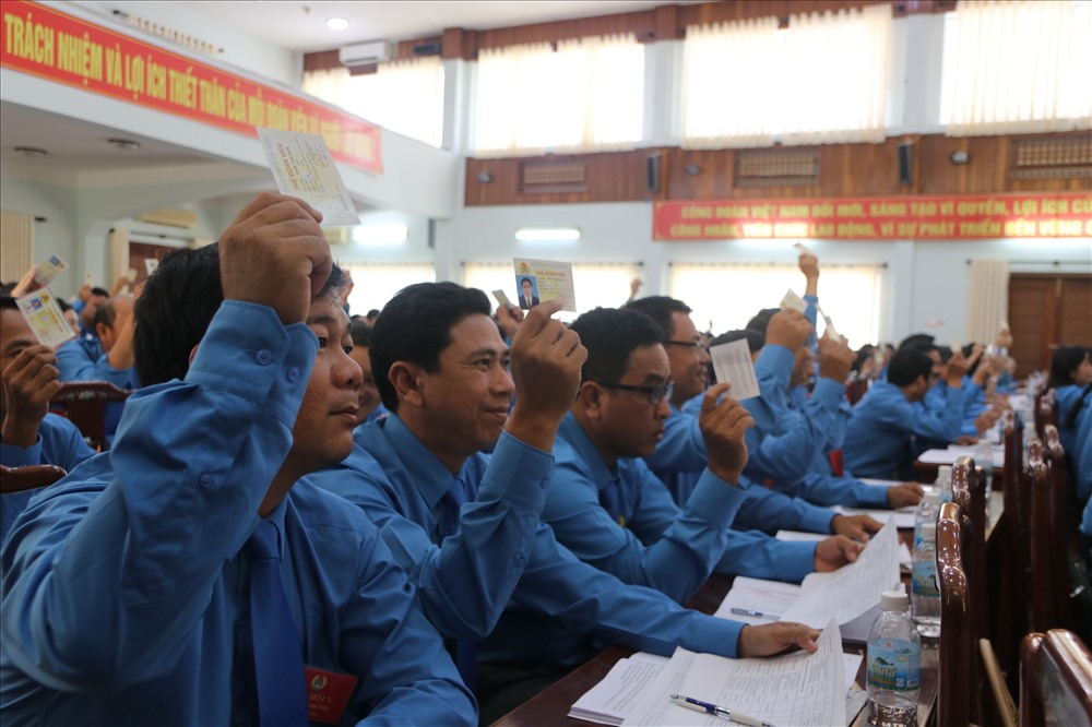 Các đại biểu tham dự đại hội thông qua các mục tiêu, phương hướng, nhiệm vụ của LĐLĐ tỉnh Ninh Thuận nhiệm kỳ 2018-2023. Ảnh: P.L