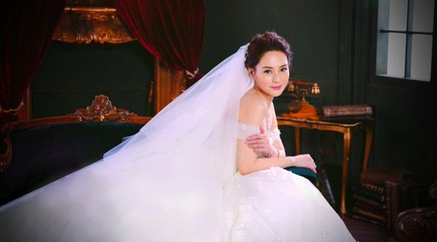 Ngày 25.5, trang Sina đăng tải thông tin người đẹp Chung Hân Đồng sẽ làm đám cưới ở tuổi 37 