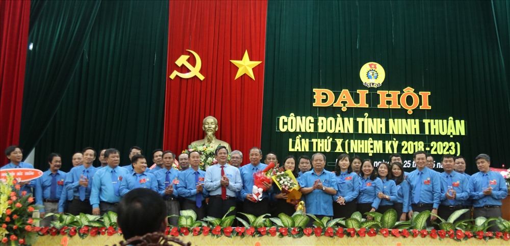 Ban chấp hành LĐLĐ tỉnh Ninh Thuận nhiệm kỳ 2018-2023 ra mắt đại hội. Ảnh: P.L