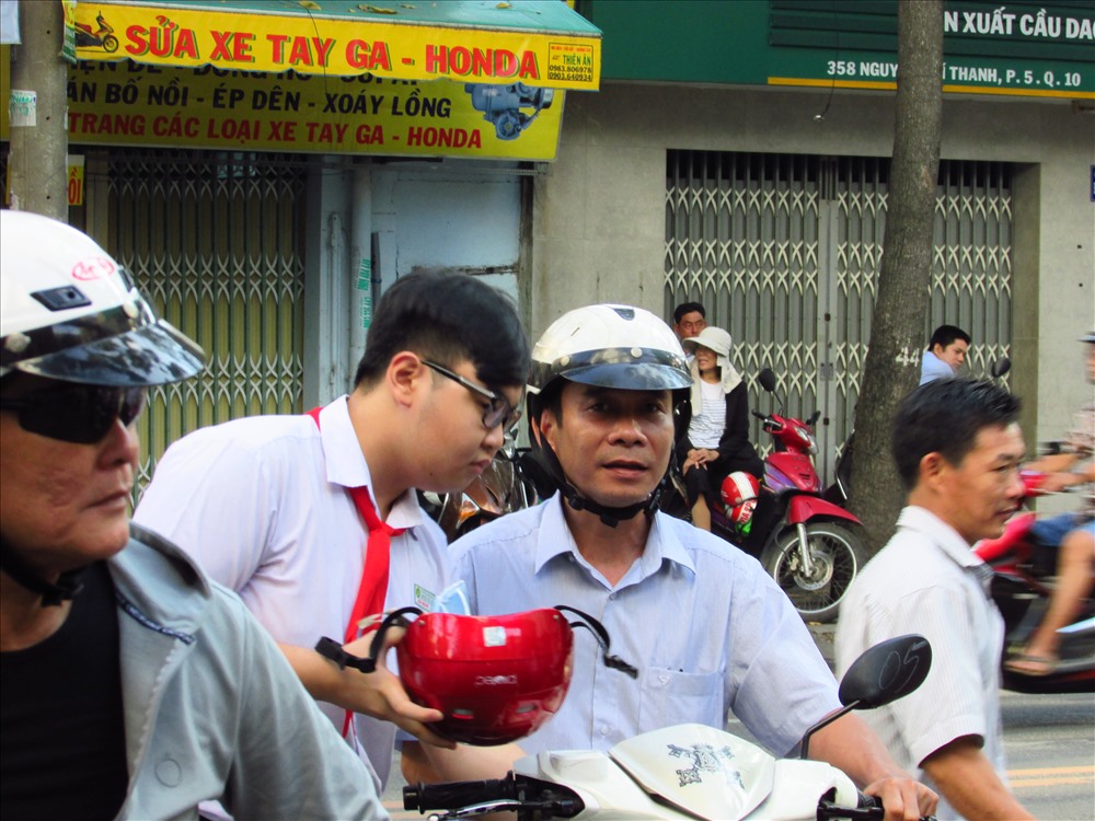 Phụ huynh đưa đón con em đến tham gia kỳ thi tuyển lớp 10 Phổ thông Năng khiếu. Ảnh: Lê Oanh