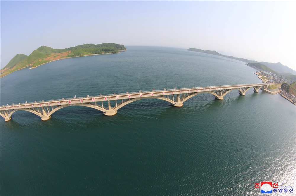 Cho tới nay, tuyến đường sắt băng qua vịnh Sokjon đã được Triều Tiên hoàn thành. Ảnh: KCNA.