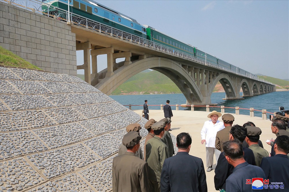 Theo KCNA, nhiều năm trước, ông Kim Jong-un đã lập kế hoạch xây dựng một khu làng chài quy mô lớn ở các khu vực Koam, Tapchon và Chonapho. Tuyến đường sắt Koam-Tapchon hiện đại được xây dựng để tạo thuận lợi cho việc phát triển ngành công nghiệp đánh cá của khu vực này. Ảnh: KCNA. 