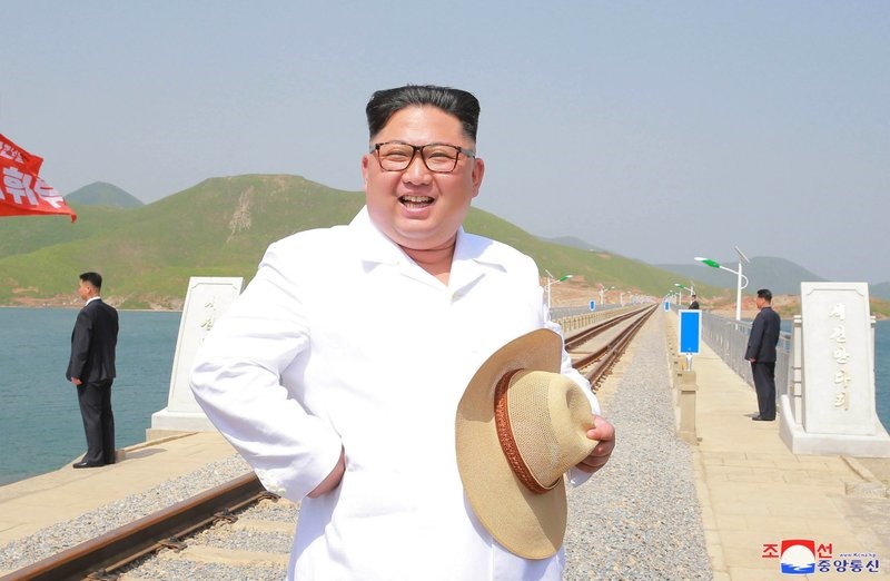 Hôm 25.5, lãnh đạo Triều Tiên đã thị sát việc hoàn thành tuyến đường sắt Koam Tapchon, tỉnh Gangwon-do. Hoạt động của lãnh đạo Triều Tiên được KCNA đăng tải chỉ vài giờ sau khi Tổng thống Mỹ Donald Trump tuyên bố hủy hội nghị thượng đỉnh ngày 12.6. Ảnh: KCNA/AP.
