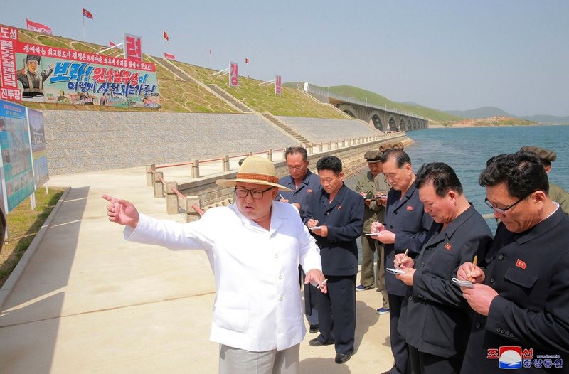 Trước đó, ông Kim Jong-un cũng không tham dự, chứng kiến việc phá dỡ bãi thử hạt nhân Punngye-ri ngày 24.5. Ảnh: KCNA/AP.