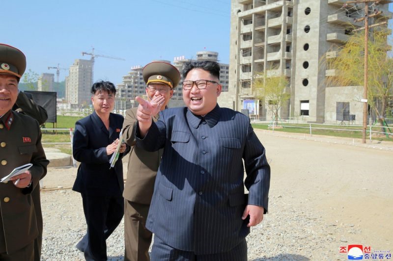 Tờ Rodong Sinmun, cơ quan ngôn luận của Đảng Lao động Triều Tiên ngày 26.5 công bố hình ảnh chuyến thăm của ông Kim Jong-un đến đô thị ven biển Wonsan để kiểm tra việc xây dựng một khu du lịch. Ảnh: KCNA/AP.