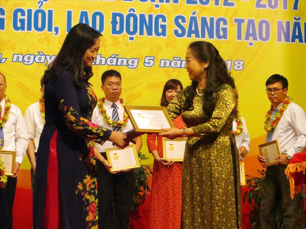 Bà Nguyễn Thị Thu Hồng, Phó Chủ tịch Tổng LĐLĐ Việt Nam trao bằng lao động sáng tạo cho cá nhân xuất sắc. Ảnh: TN