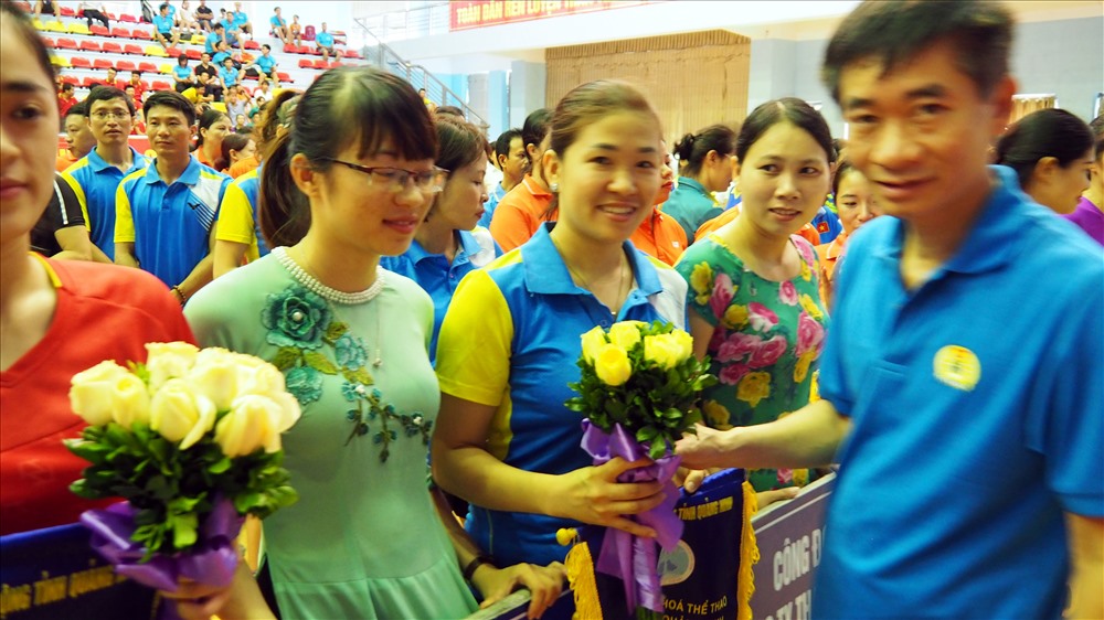 Phó Chủ tịch Tổng LĐLĐ Việt Nam Trần Văn Thuật tặng hoa và cờ cho các đội tham gia thi đấu tại Ngày hội văn hóa thể thao CNVN LĐ Quảng Ninh