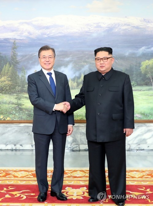 Bức ảnh do Nhà Xanh công bố cho thấy Tổng thống Hàn Quốc Moon Jae-in bắt tay với lãnh đạo Triều Tiên Kim Jong-un trước hội nghị thượng đỉnh tại Tongilgak ở phía bắc làng Bàn Môn Điếm. Ảnh: Yonhap. 