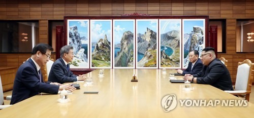 Lãnh đạo Hàn - Triều có cuộc gặp trong vòng 2 giờ ở Bàn Môn Điếm. Ảnh: Yonhap.