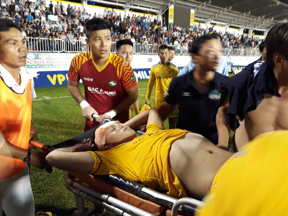 Mất nhiều máu sau pha va chạm nên Văn Khánh đã ngất sau khi trận đấu kết thúc, anh được xe cứu thương đưa đến bệnh viện để khâu vết thương. Ảnh: Đ.V