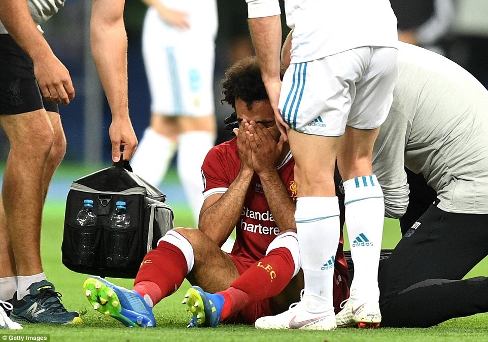 Nỗi buồn của Salah khi phải rời sân sớm. Ảnh: Getty Images.