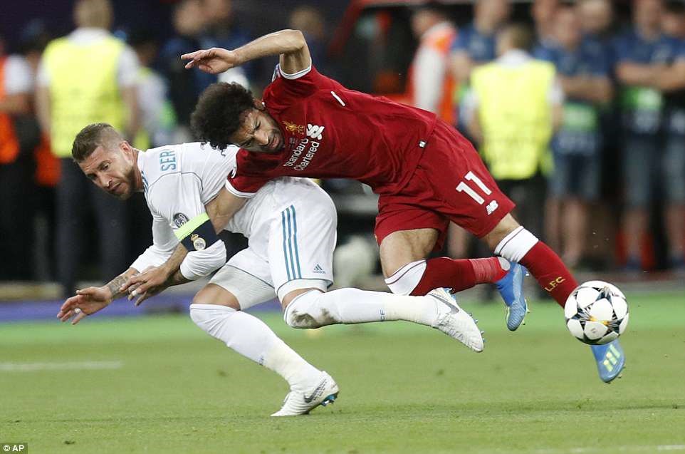 Ramos đã chủ động triệt hạ Salah theo cách trọng tài...không thể thổi phạt. Ảnh: AP.
