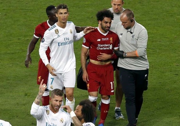 Salah rời sân trong nước mắt. Ảnh: Getty.