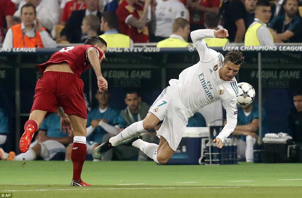 Ronaldo (phải) đã có trận chung kết khá mờ nhạt. Ảnh: AP.