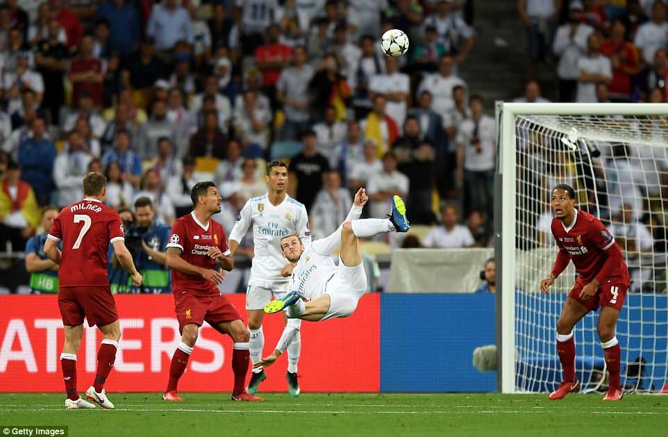 Bale tung người móc bóng theo cách không thể tin được. Ảnh: Getty.