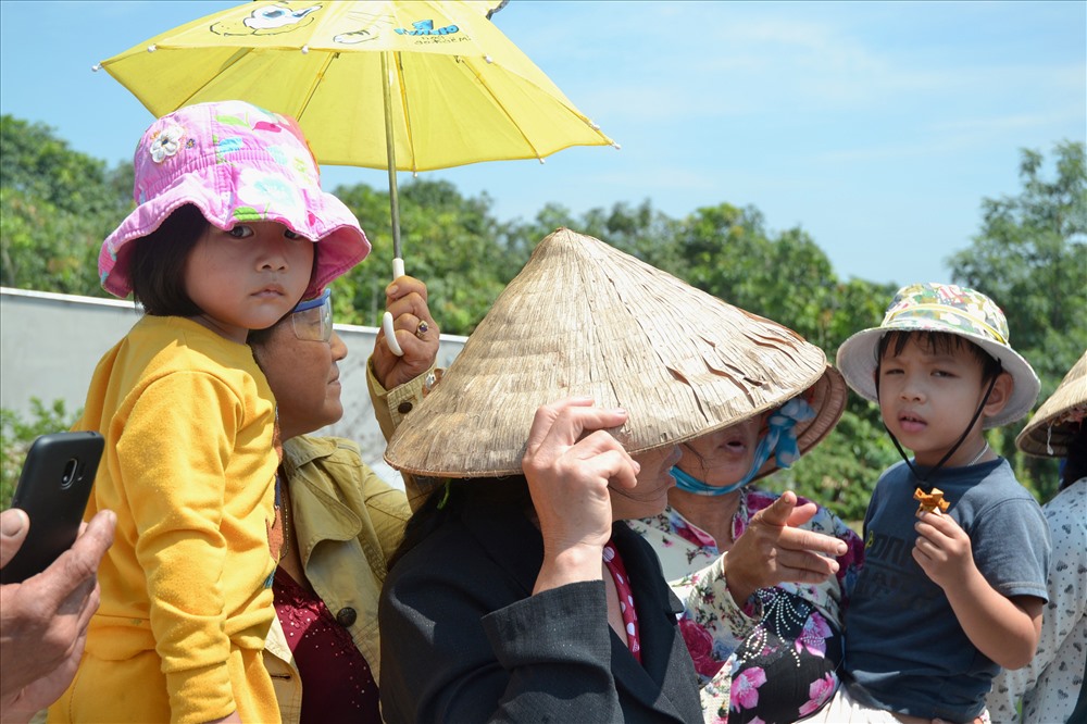 Người dân địa phương háo hức đón chờ sự kiện trọng đại này. (Ảnh: Lục Tùng)