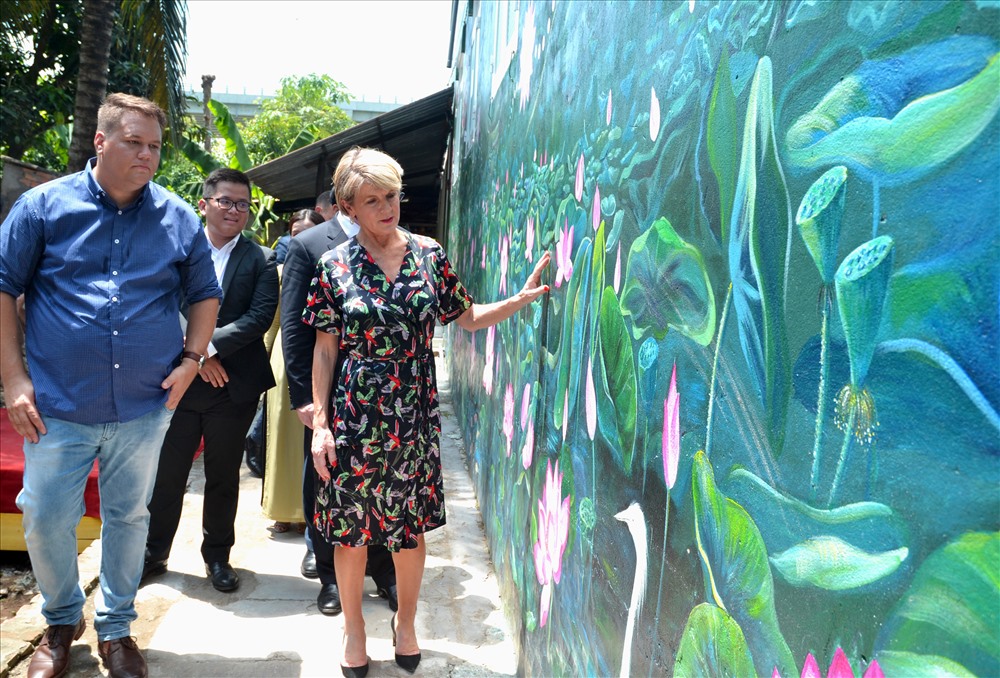 Bà Julie Bishop, Bộ trưởng Bộ Ngoại giao Úc tỏ ra thích thú với bích họa về hoa sen. (Ảnh: Lục Tùng)