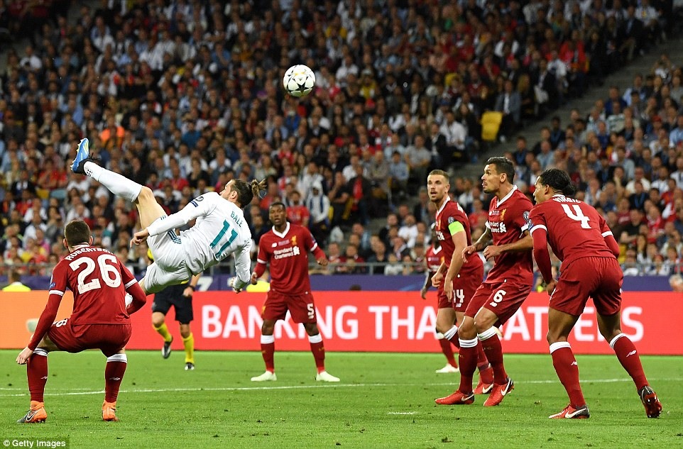 Cú móc bóng để đời vào lưới Karius của Gareth Bale. Ảnh: Getty Images.