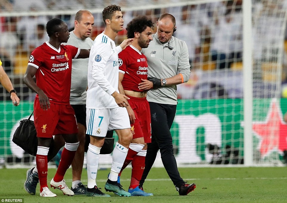 Salah (áo đỏ phải) rời sân ở phút thứ 30 trong sự động viên của Sadio Mane (áo đỏ trái) và Ronaldo (áo trắng). Ảnh: Reuters.