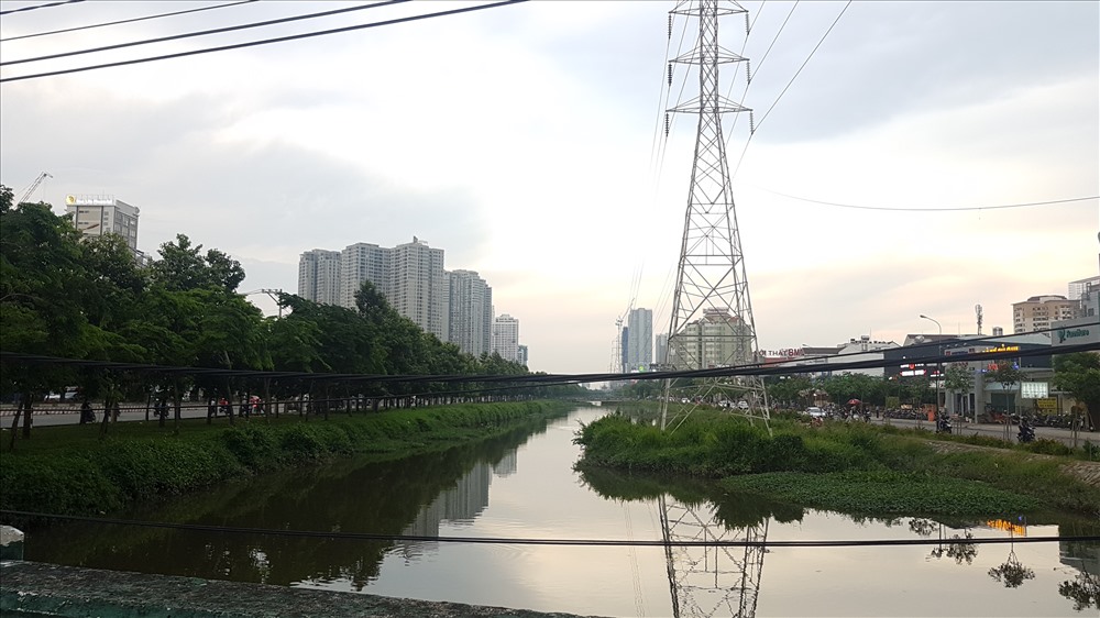 Dọc theo đường song hành xa lộ Hà Nội là một con mương dài hơn một km, ở giữa là đường dây điện cao áp 110kv. Ảnh: Trường Sơn
