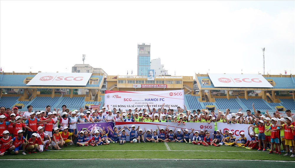 Đây là lần thứ 2 chương trình “Bóng đá và Sẻ chia” được CLB Hà Nội phối hợp với Tập đoàn SCG tổ chức ở Hà Nội. Ảnh: H.A