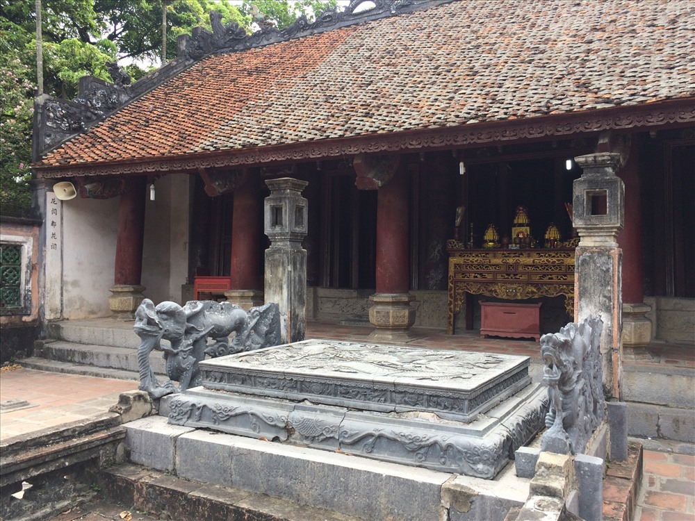 Long sàng trước đền thờ Vua Đinh Tiên Hoàng đang được đề xuất làm báu vật quốc gia. Ảnh: THANH HẢI
