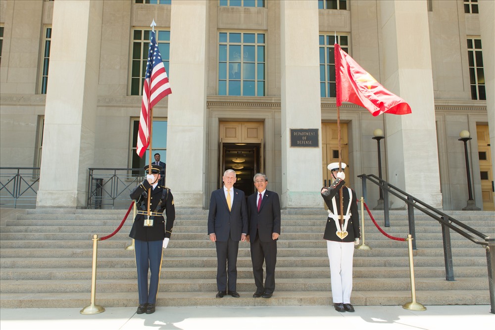 ành cho Đại sứ nghi thức tiếp tân cao nhất tại Lầu Năm Góc - trụ sở Bộ Quốc phòng với cờ hai nước và tiêu binh. Ảnh: BNG.