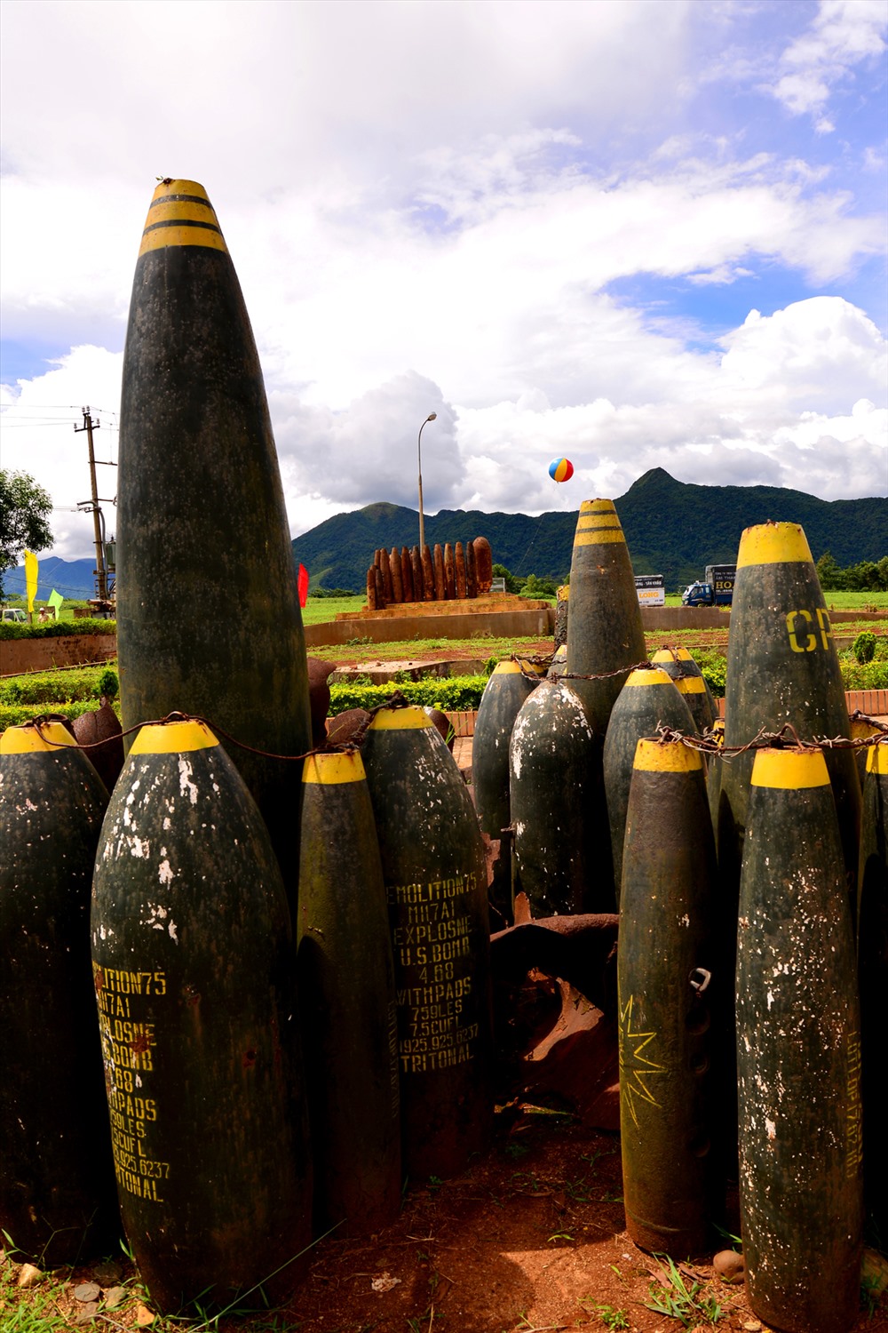 Bom đạn từng là “tử thần” tại mảnh đất này bây giờ được trưng bày tại khu di tích sân bay Tà Cơn. Ảnh: HA.