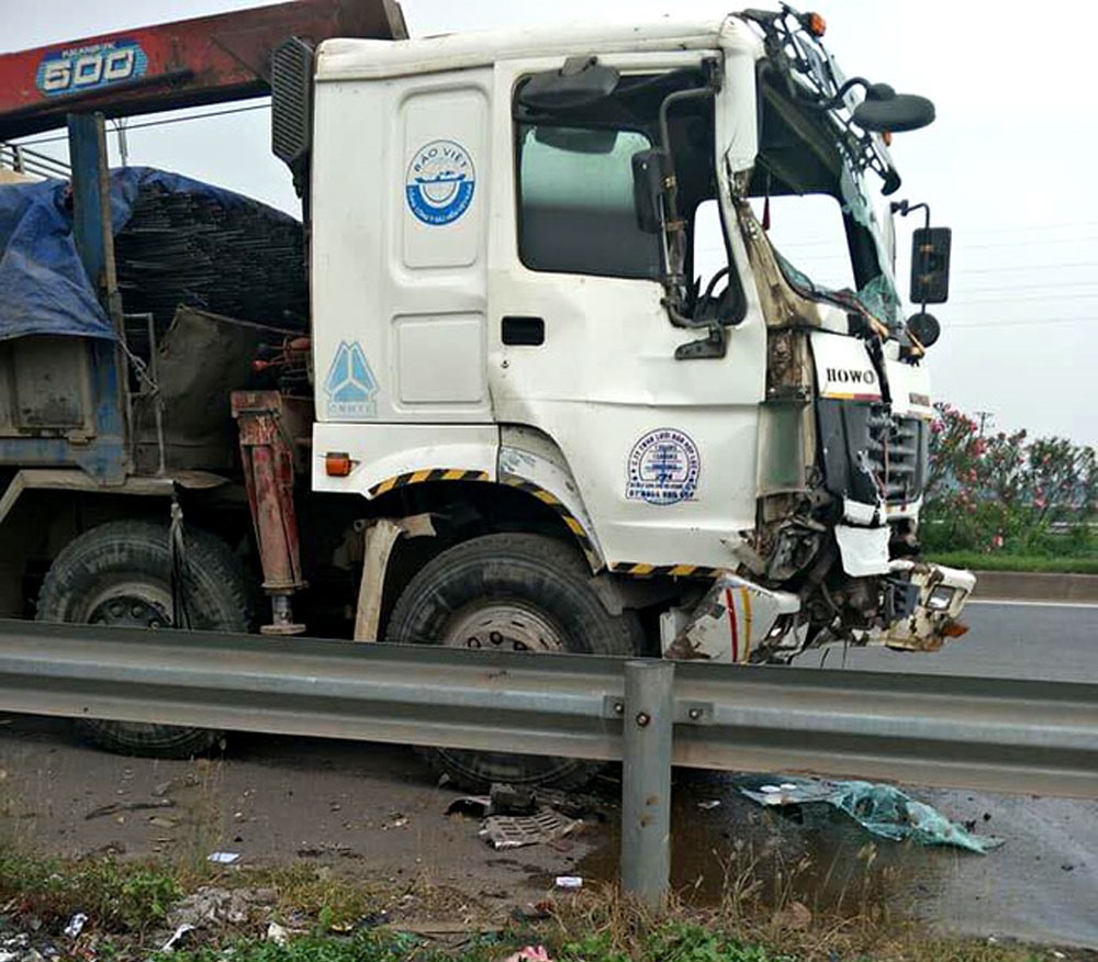 Chiếc xe tải hư hỏng nghiêm trọng sau tai nạn.