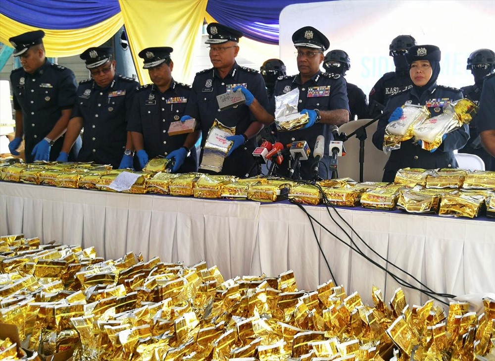  Ông Subromaniam cho biết vụ việc vẫn đang trong quá trình điều tra và tình nghi có liên quan tới các tổ chức ở Myanmar. Ngoài gần 1,2 tấn ma túy đá, các quan chức Malaysia cũng thu giữ một lượng nhỏ heroin và khoảng 1 triệu thuốc lá lậu. Ảnh: Reuters.