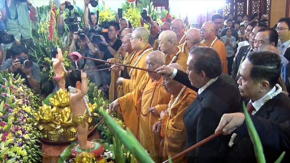    Sau lễ dâng hương là lễ tắm Phật của Pháp chủ cùng Phó Thủ tướng Trương Hòa Bình cùng các ban ngành.  