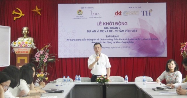 Ông Đinh Quốc Toản - Chủ tịch CĐ các KCN - CX Hà Nội phát biểu khai mạc buổi lễ. Ảnh: Trần Vũ