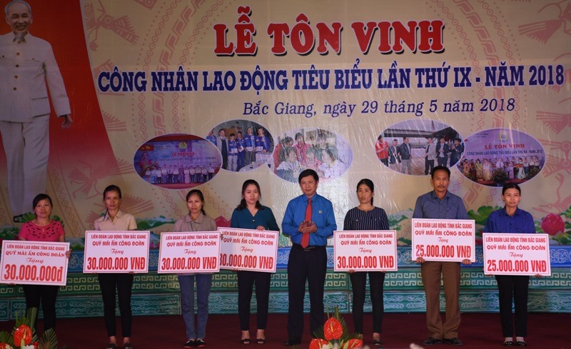 Chủ tịch LĐLĐ tỉnh Bắc Giang Nguyễn Văn Cảnh trao hỗ trợ Mái ấm CĐ cho CNLĐ có hoàn cảnh khó khăn. 