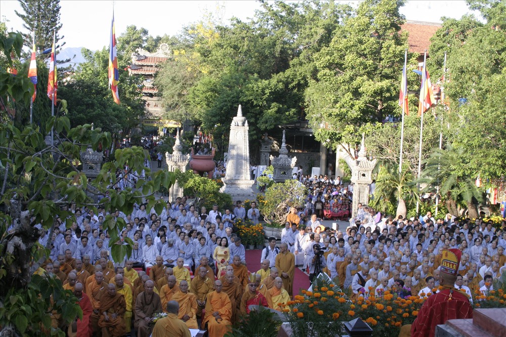 Đông đảo chư tăng, phật tử về dự đại lễ Phật đản 2018. Ảnh: P.Linh