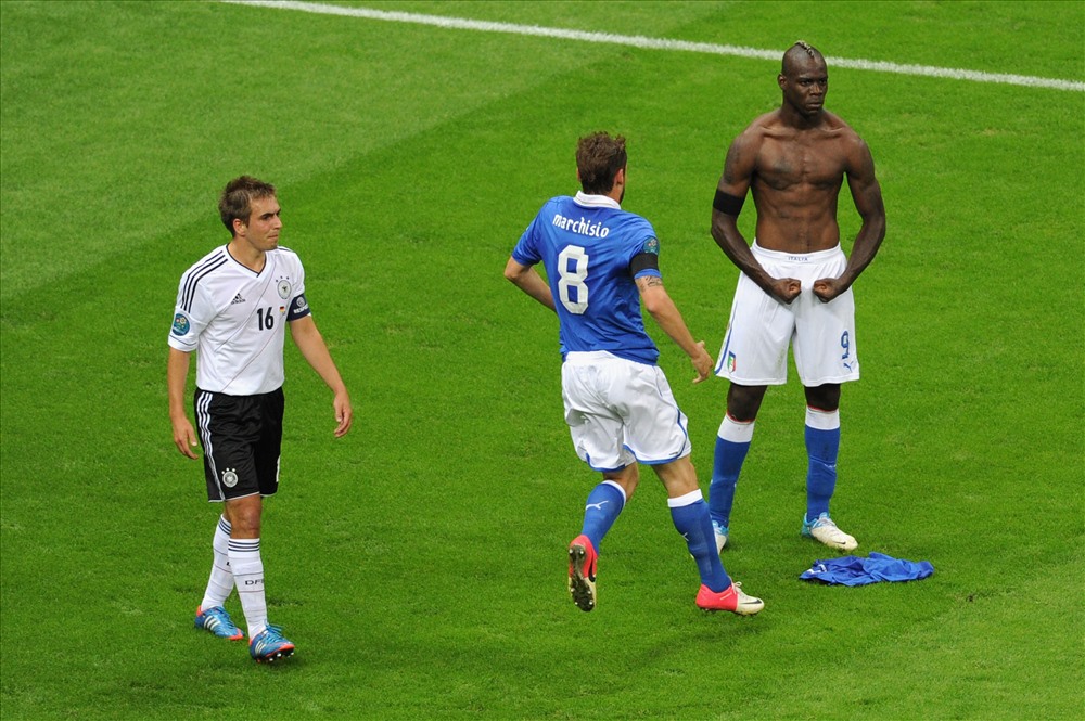 Động tác ăn mừng đi vào lịch sử các kì EURO. Ảnh: Goal.