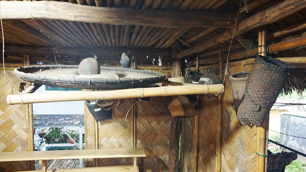 Các hiện vật bên trong nhà sàn truyền thống của người Pa Cô-Vân Kiều. Ảnh: PV