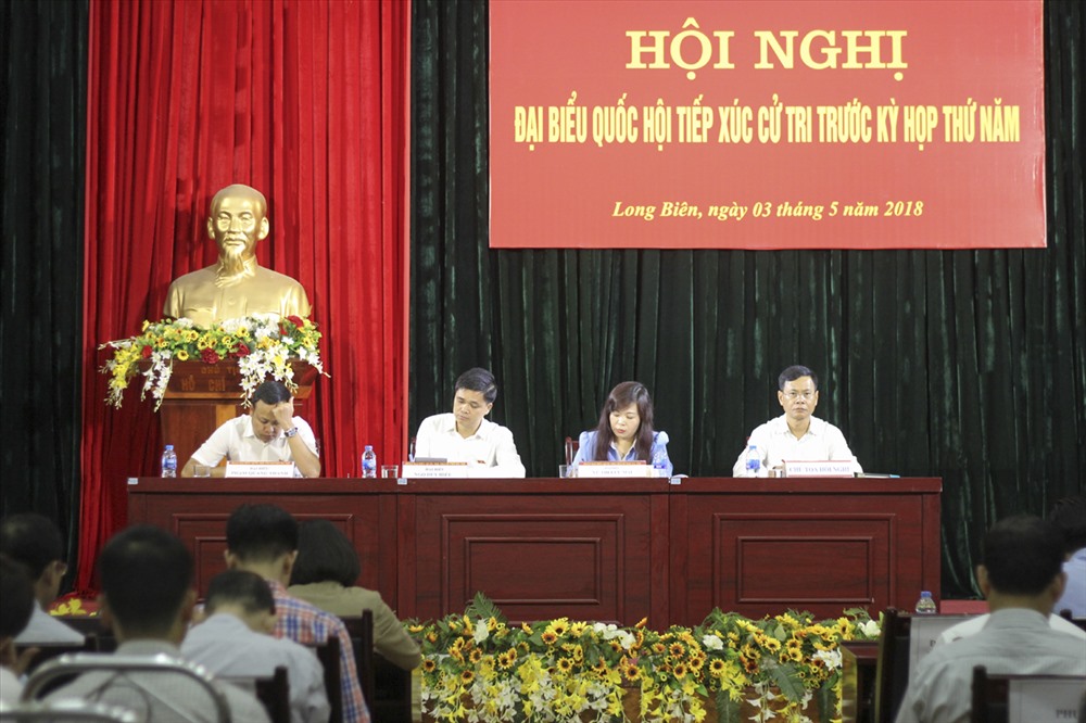 Đoàn đại biểu Quốc hội TP Hà Nội tiếp xúc cử tri.