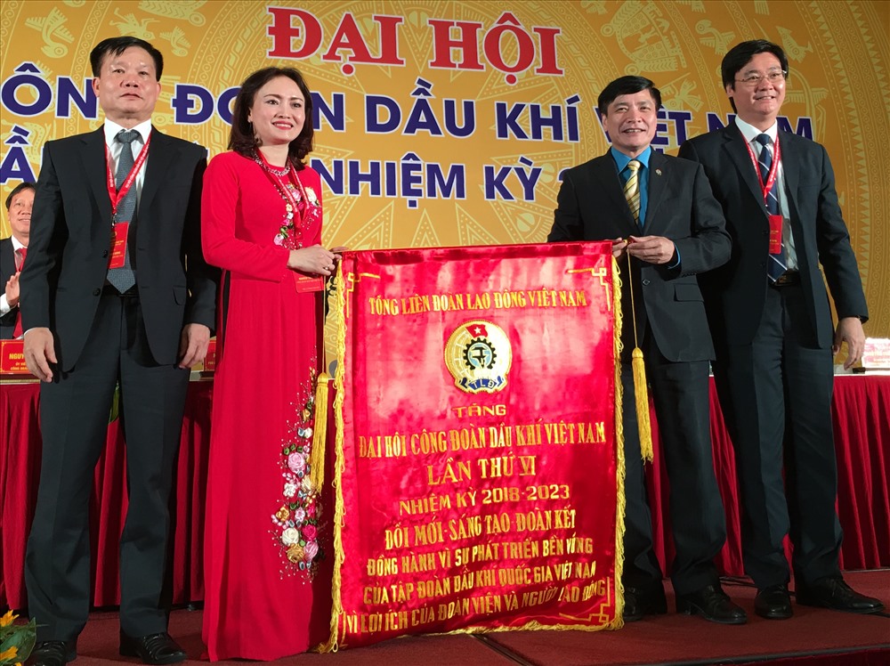 Chủ tịch Bùi Văn Cường (thứ 2 từ phải sang) trao tặng bức trướng cho CĐ Dầu khí Việt Nam. Ảnh:L.Nguyên