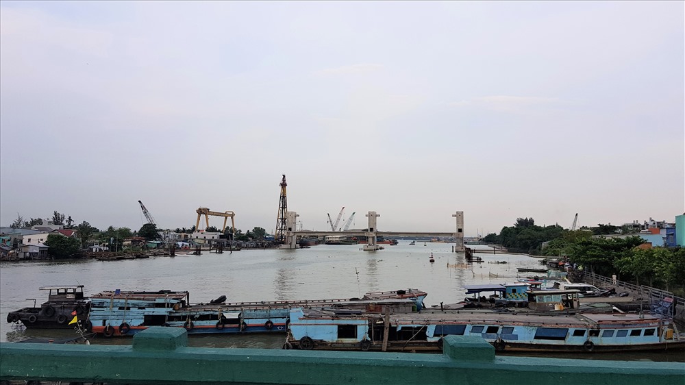 Tại công trình cống ngăn triều gần cầu Phú Xuân (ranh giới quận 7 và Nhà Bè), dù hình hài của cống đã được hình thành nhưng đến nay vẫn chưa thấy có hoạt động thi công nào. Theo chủ đầu tư, toàn bộ dự án đã được hoàn thành khoảng 70%.