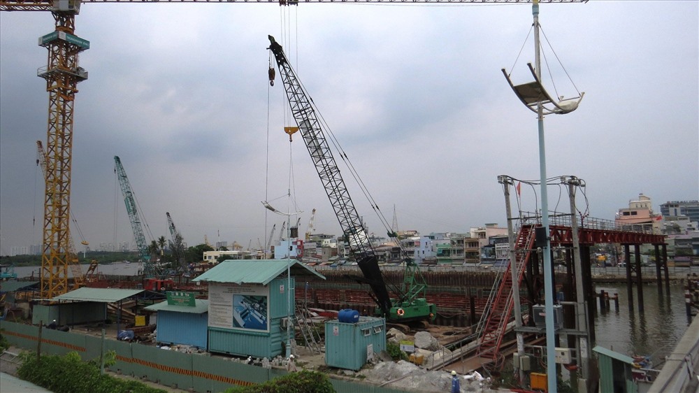 Tại công trình cống ngăn triều gần cầu Tân Thuận (quận 7) cũng diễn ra cầm chừng với vài công nhân góp mặt. Ảnh: Trường Sơn