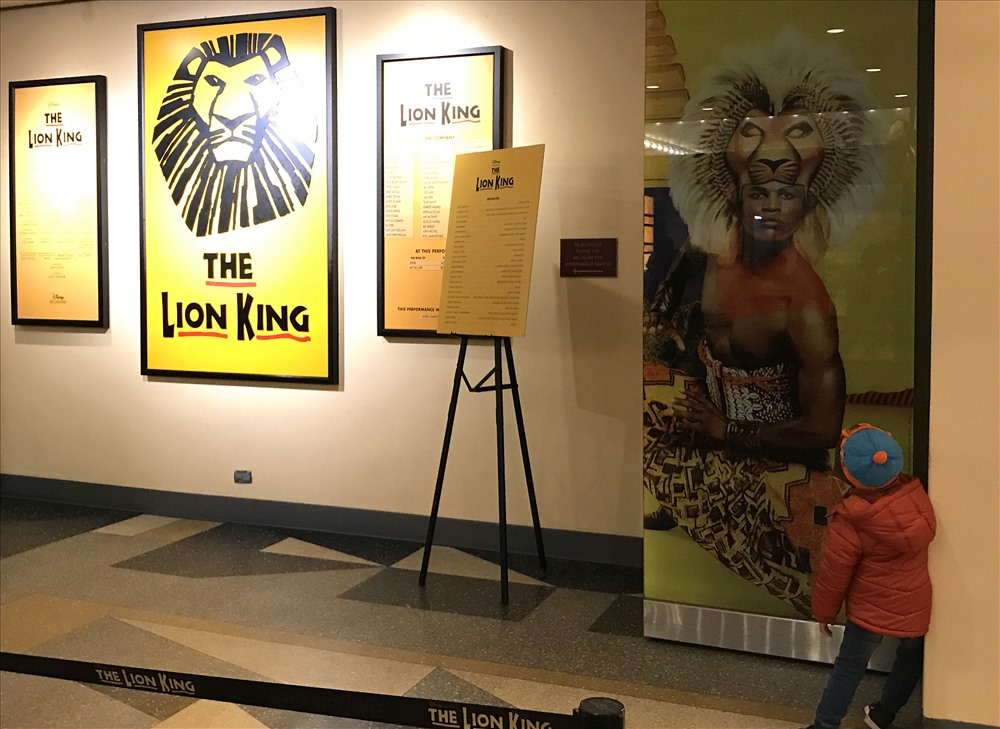 Chú bé đang ngắm hình ảnh trong vở diễn nổi tiếng “The Lion King” của một nhà hát ở Broadway.