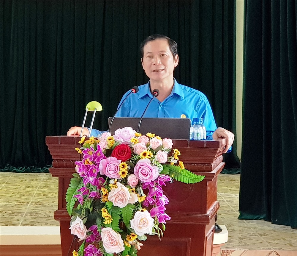 Đồng chí Trần Kim Long, Phó chủ tịch LĐLĐ tỉnh Ninh Bình phát biểu tại hội nghị. Ảnh: NT