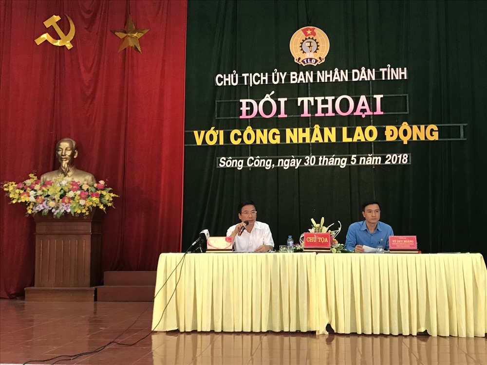 Chủ tịch UBND tỉnh Vũ Hồng Bắc (trái) và Chủ tịch LĐLĐ tỉnh Vũ Duy Hoàng điều hành buổi đối thoại với CNLĐ.
