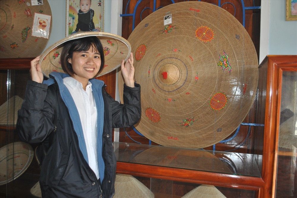 Làng nghề nón ngựa Phú Gia đang trở thành một điểm nhấn du dịch ở các tour về Bình Định như trong câu ca: “Ai về Bình Định ba ngày/ Dặn mua chiếc nón, lá dày không mua”.