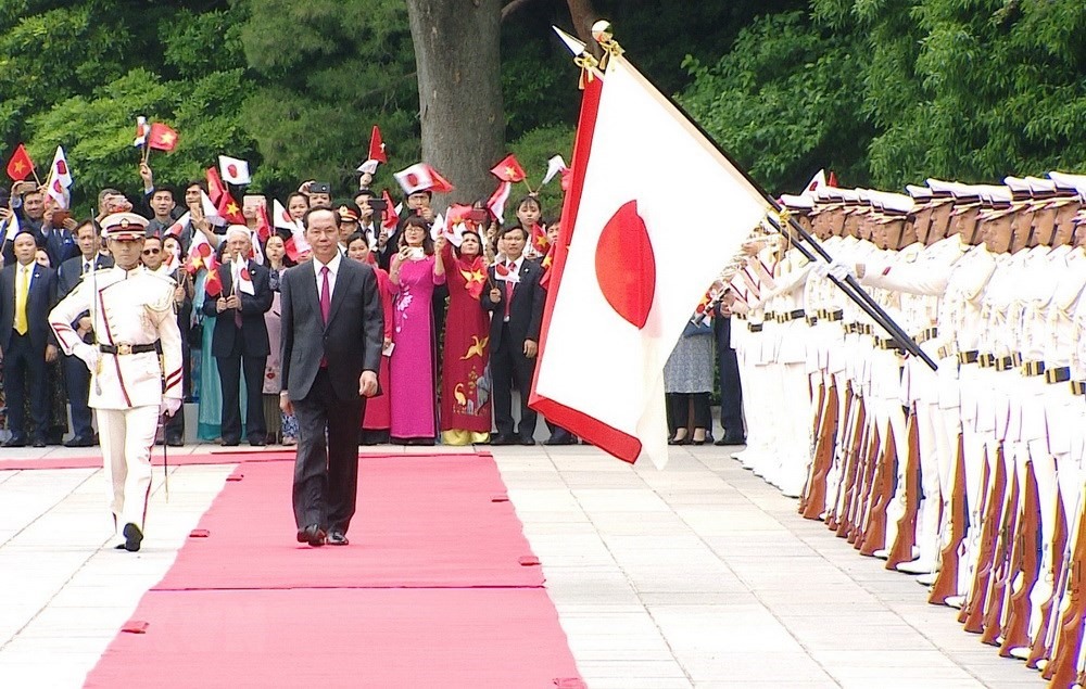 Lễ đón chính thức Chủ tịch Nước Trần Đại Quang và Phu nhân thăm cấp Nhà nước Nhật Bản được tổ chức trọng thể tại Hoàng cung ở thủ đô Tokyo vào 9h20 sáng 30.5 (giờ địa phương). Ảnh: TTXVN.