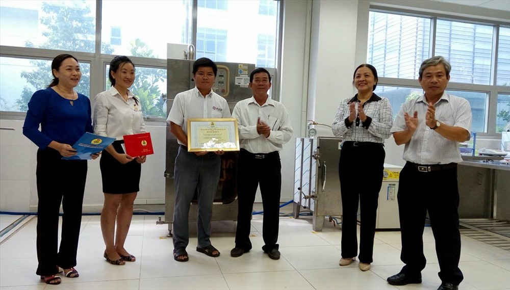 LĐLĐ TP. Cần Thơ trao bằng khen cho Tổ CĐ Vườn ươm công nghệ công nghiệp Việt Nam – Hàn Quốc 