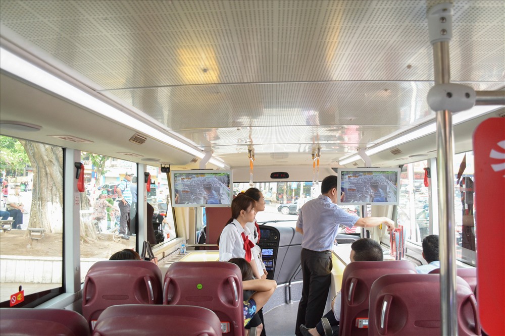 Ông Nguyễn Công Nhật, Tổng giám đốc Tổng công ty Vận tải Hà Nội (Transerco) cho biết tuyến buýt sử dụng loại xe cao cấp, hở mui, cho phép du khách thoải mái ngắm nhìn những cảnh quan của thành phố từ trên cao. Xe có sức chứa 80 người, trang bị hệ thống định vị toàn cầu GPS. 